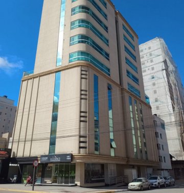 Apto com 02 sutes e 02 vagas na quadra 